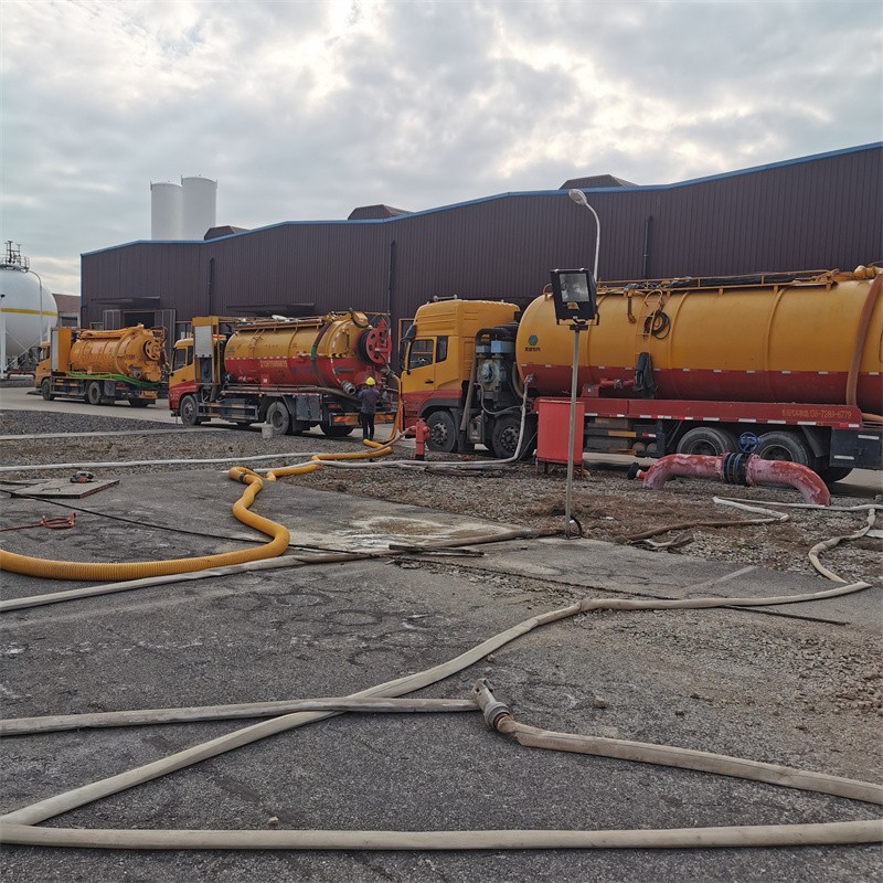 东阁镇污水池清理