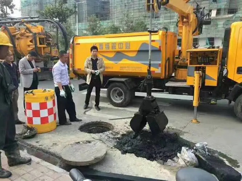东阁镇街道：网格员化身“清道夫”，为民解忧疏通“堵心”化粪池