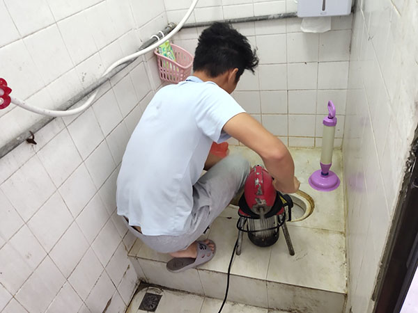东阁镇肥皂掉到马桶里把马桶堵住了怎么办？马桶堵住了怎么办